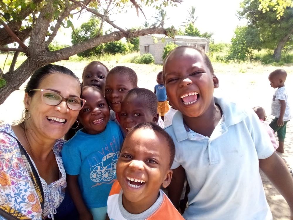 Crianças sorrindo durante atividade comunitária