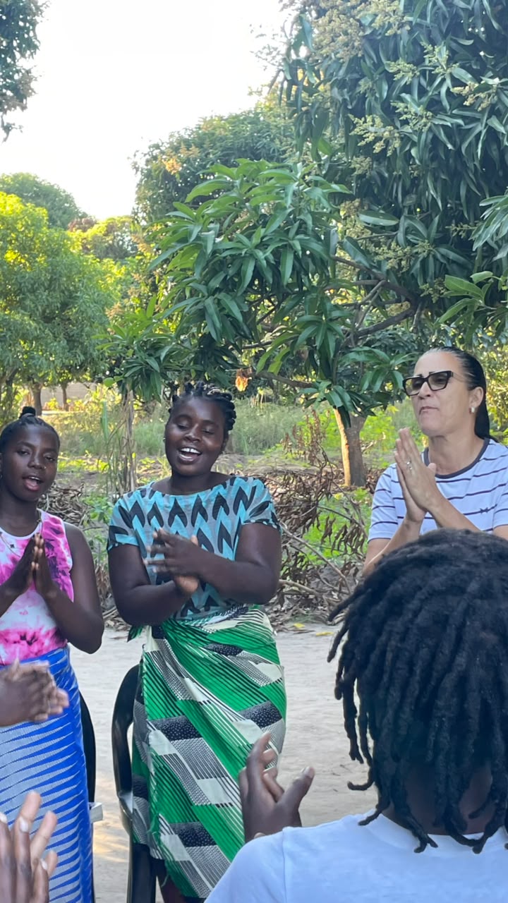 Jovens cantando juntos em Matongolo