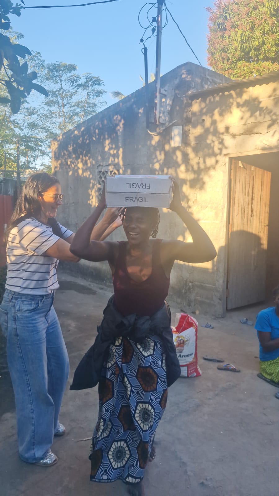Júlia sorrindo com o alimento recebido durante o encontro