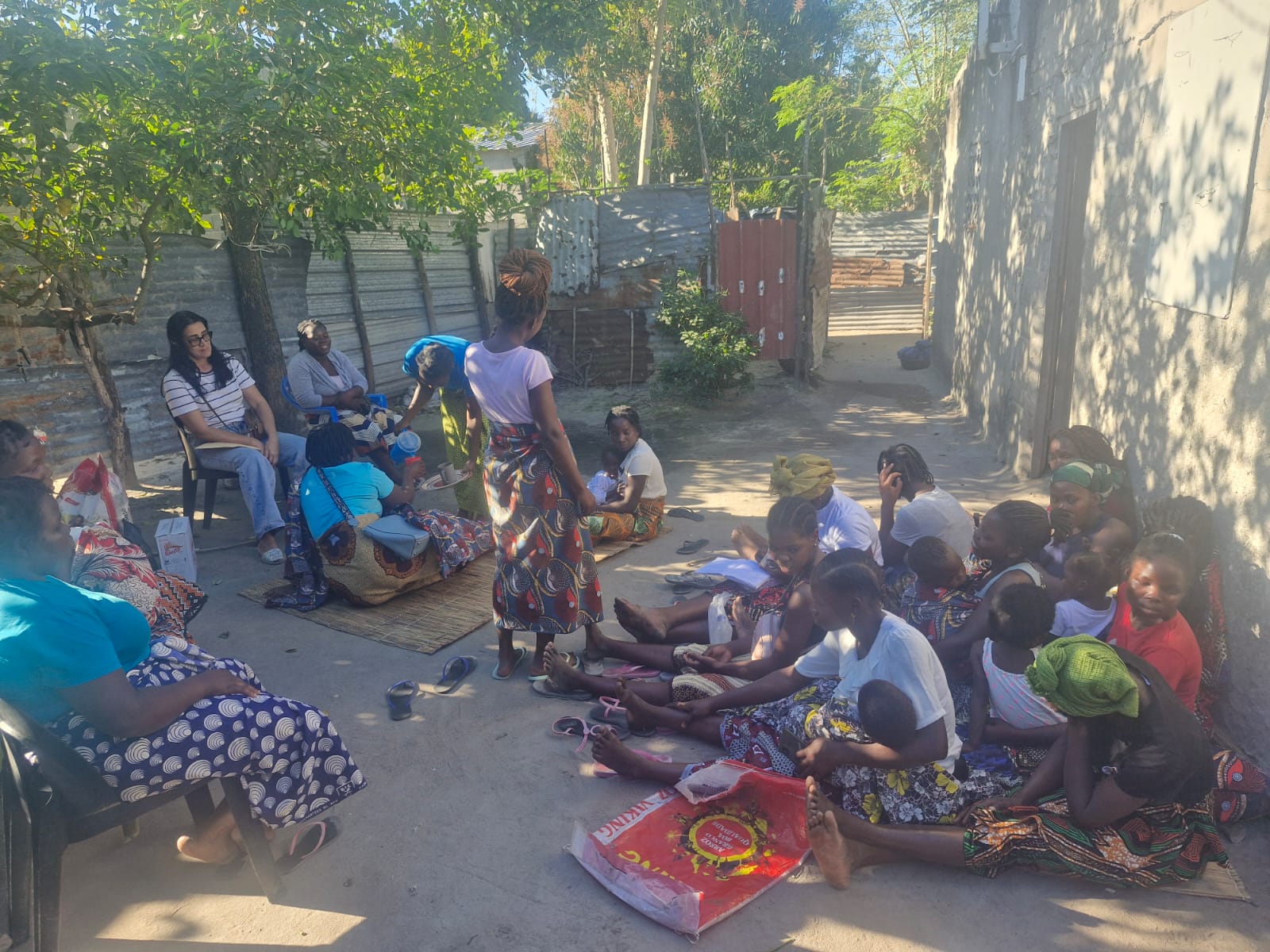 Mulheres reunidas bebendo água ao chegarem à casa de Rebeca
